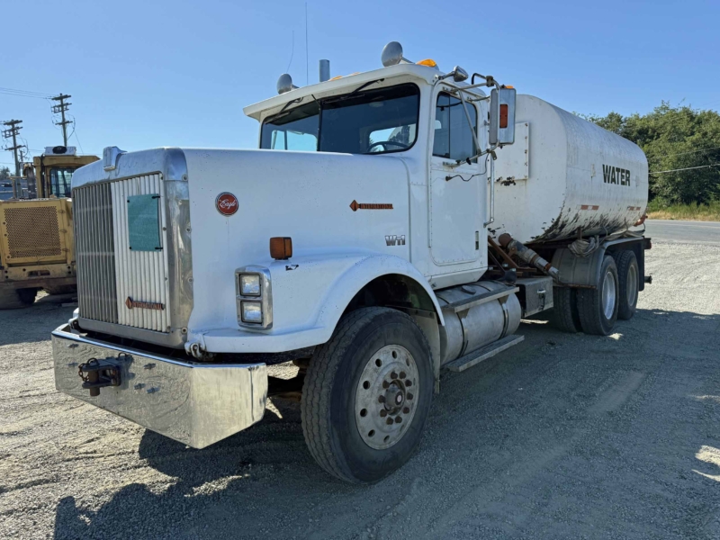 1989 International 9300 6X4 T/A Water Truck - Image 6