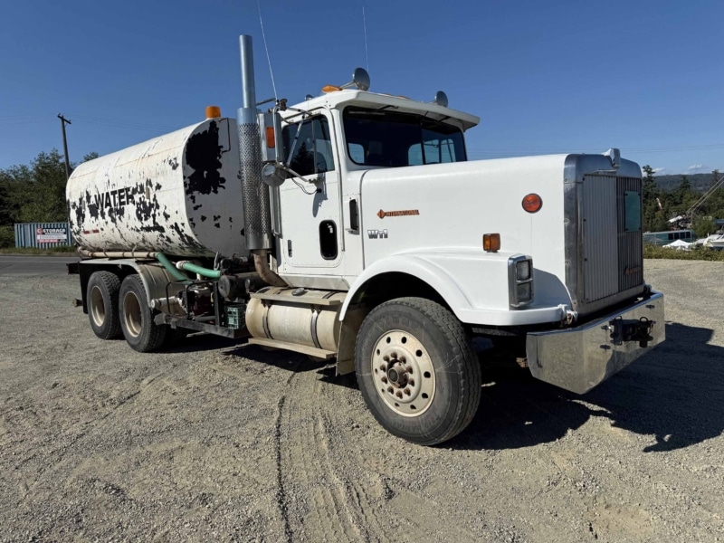 1989 International 9300 6X4 T/A Water Truck - Image 2