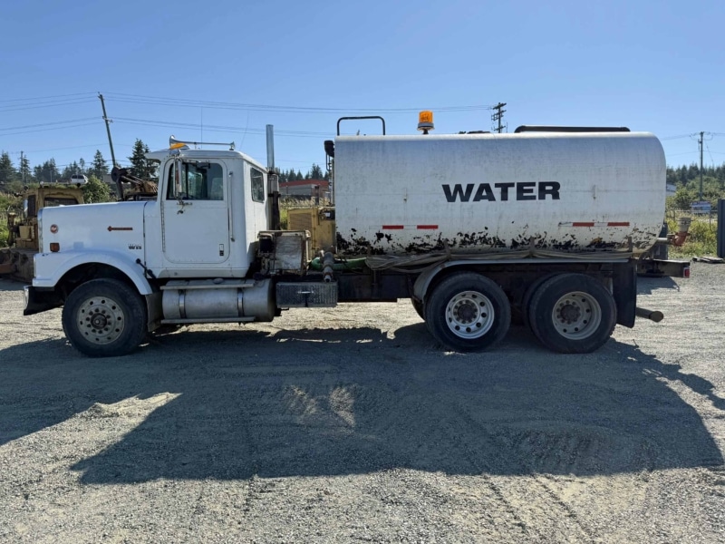 1989 International 9300 6X4 T/A Water Truck - Image 9