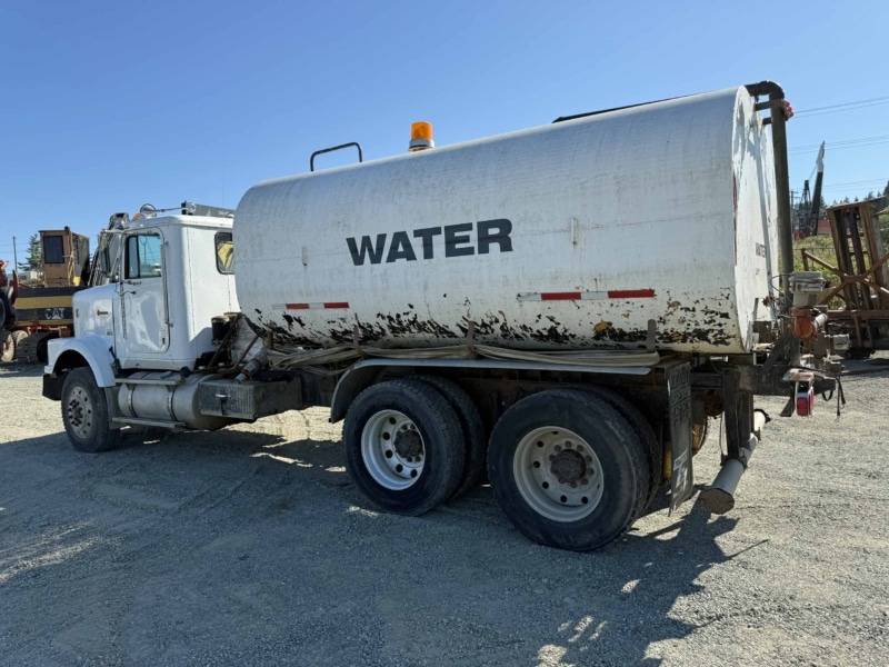 1989 International 9300 6X4 T/A Water Truck - Image 11